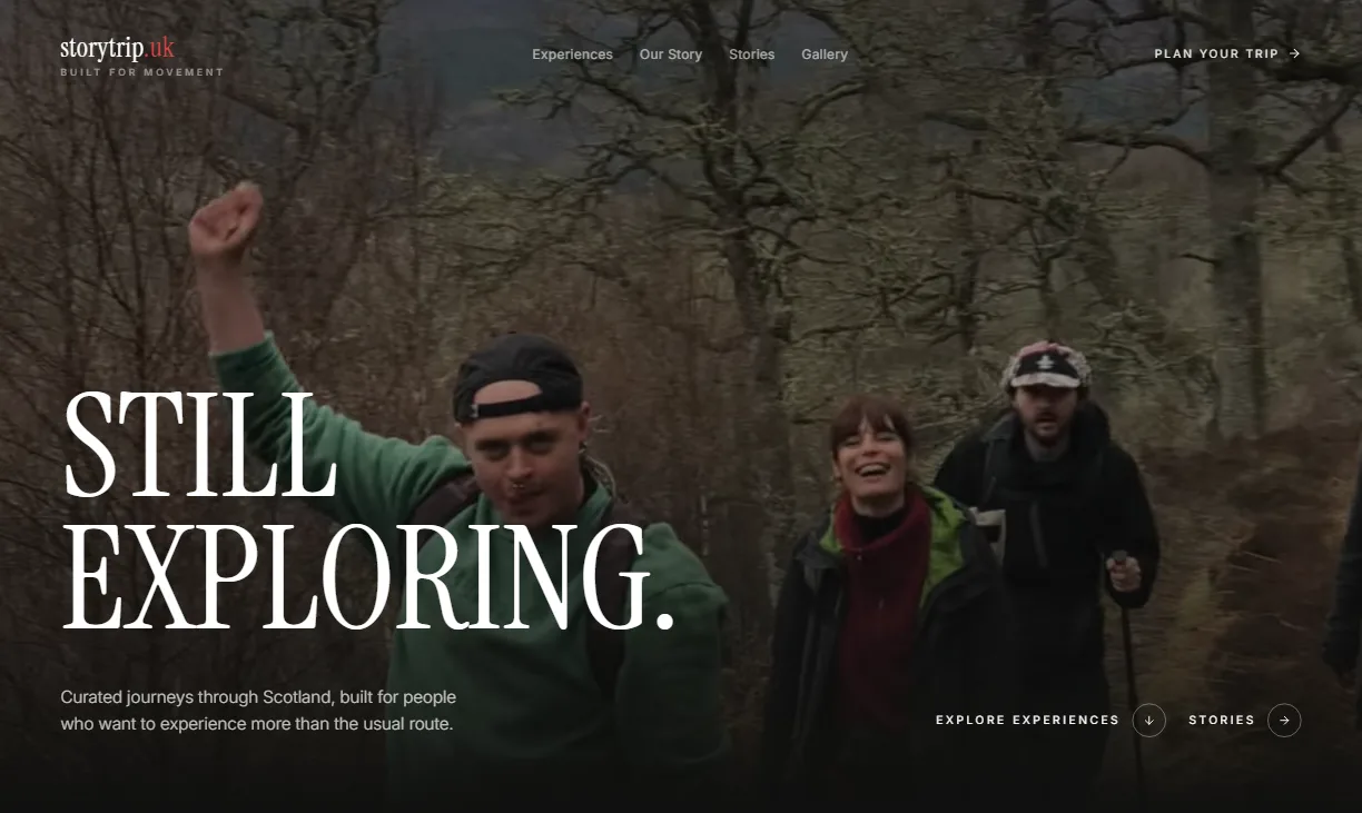 O site StoryTrip: um grupo de caminhantes rindo em um bosque das Terras Altas sob as palavras Ainda Explorando.